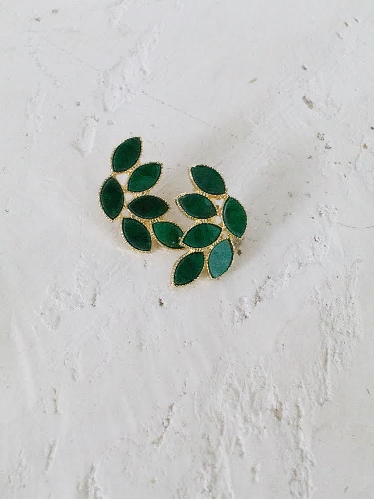 Green leaf stud